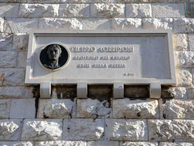 Su questo lato si trova anche la lapide a Filippo Corridoni. Il ritratto bronzeo � firmato dallo scultore molfettese Giulio Cozzoli, allievo di Filippo Cifariello. Raffigura Corridoni a mezzorilievo con accanto l�epigrafe che ricorda il suo eroismo in guerra